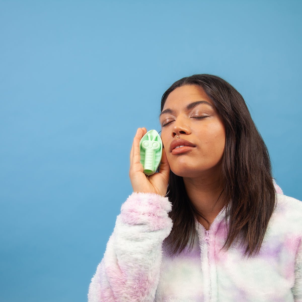 Person enjoying the Zeep vibrator in Emerald color, emphasizing Zeep’s playful and pleasure-focused design